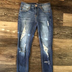 ❌❌SOLD❌❌❌Light medium wash ripped cropped jegging
